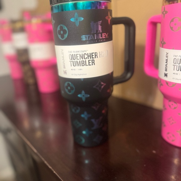 Stanley Quencher H2.0 Tumbler with Multicolor Design - Picture 2 of 5